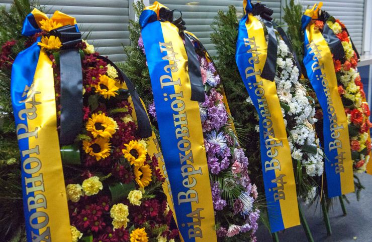 Учасники церемонії вшанування пам’яті українських пасажирів та членів екіпажу рейсу PS752 літака авіакомпанії 